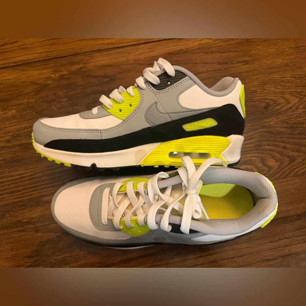 LIKE NEW Nike Air Max 90 Volt Kids 7Y